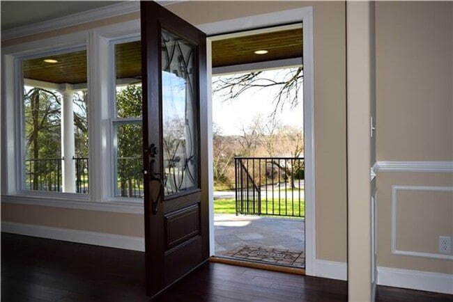 Building Photo - LIKE NEW! Extensive renovation in established Glencliff Estates