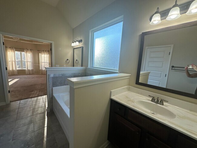 Building Photo - 549 W Holloway Dr