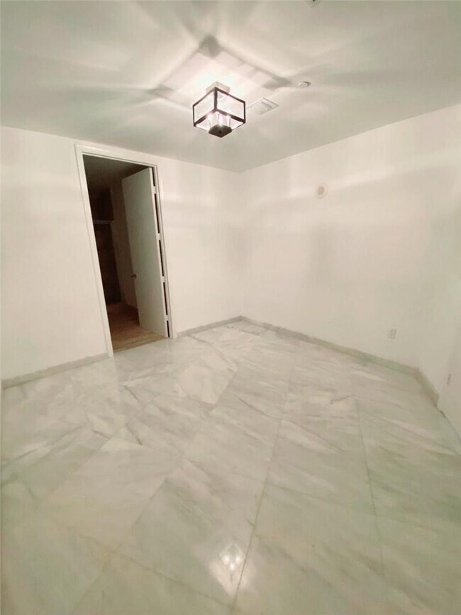 Building Photo - 16001 Collins Ave