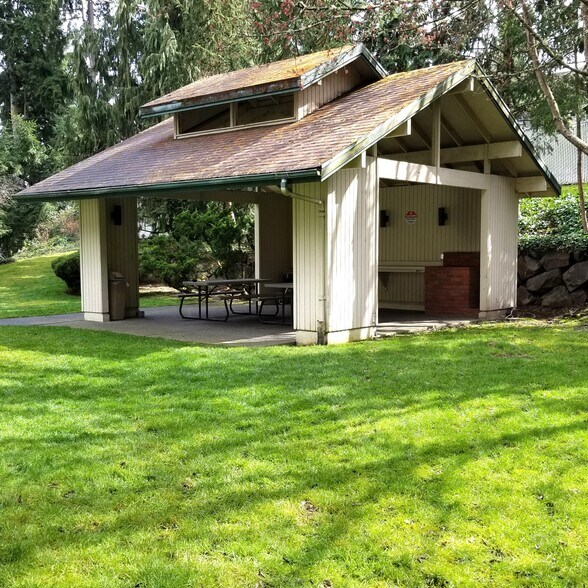 picnic shelter with barbeque - 13717 Linden Ave N