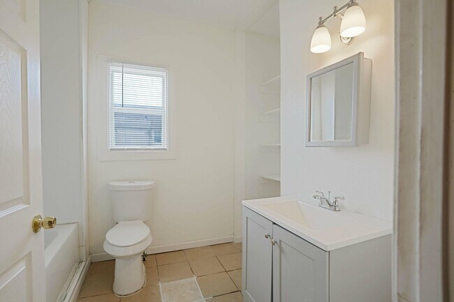 Building Photo - 2 Bedroom St Roch (accepts vouchers)