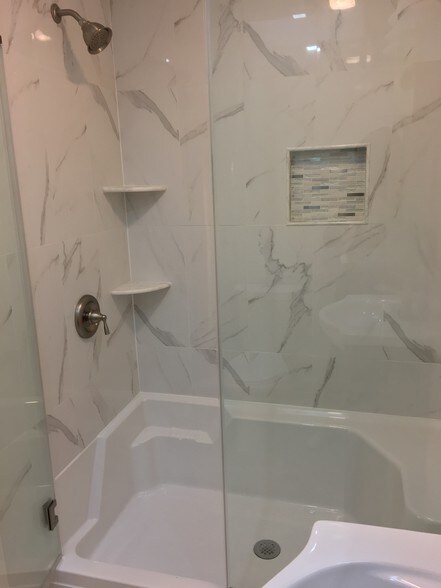 Building Photo - 1366 E 86th St