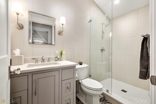 Building Photo - 3312 W Shadowlawn Ave NE