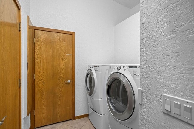 Building Photo - 4 Bedroom Pool Home on the Golf Course