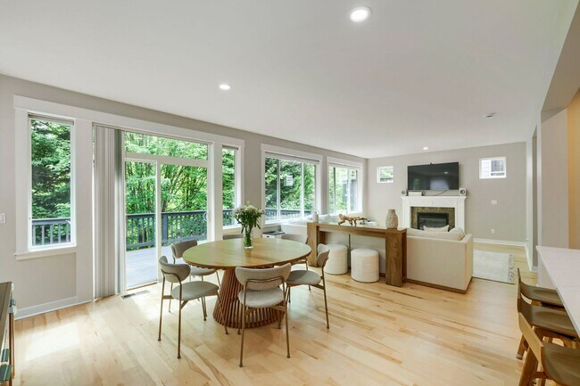 Building Photo - 5bd/3.5ba Bellevue Hoome