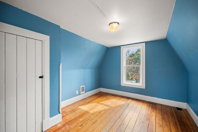 Building Photo - Centrally Located Home With Unbelievable C...