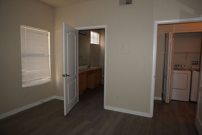 Building Photo - Must see 1 Bedroom Condo!