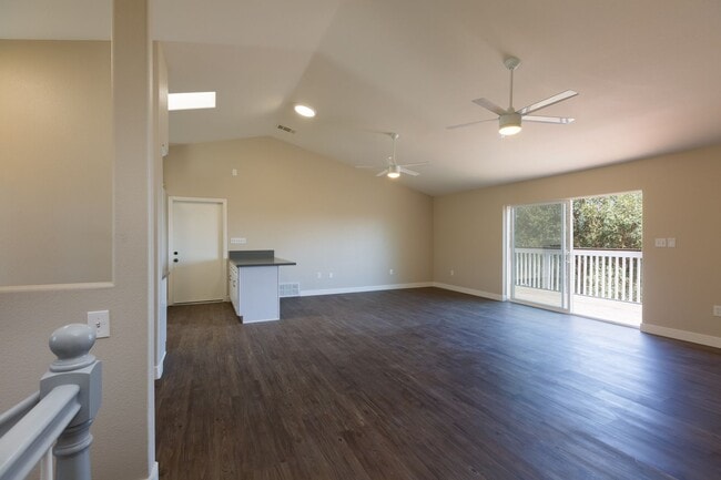 Building Photo - Beautiful House on Manhasset! Great Views!
