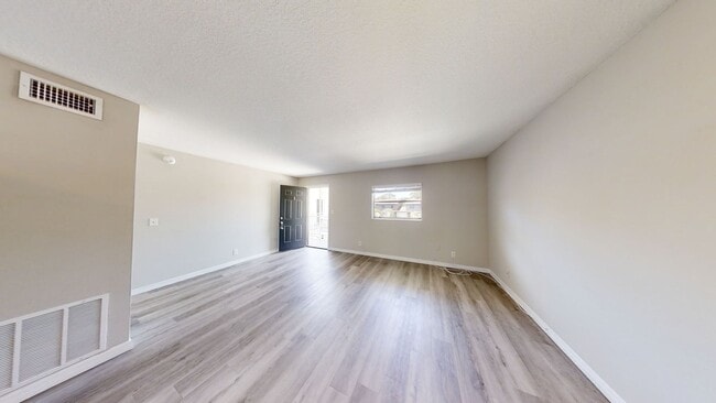 Building Photo - Lovely 2/1 apartment move in now- 1/2 off first month rent