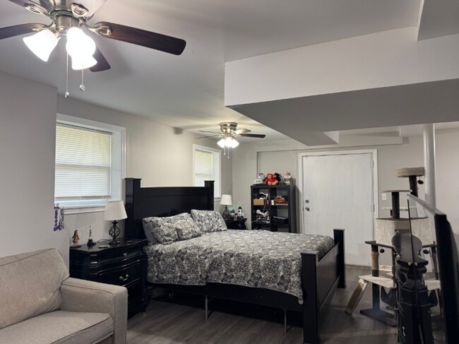 Building Photo - Spacious 4-Bedroom Home with Den, Fenced Yard & 3-Car Garage. Available Late July!