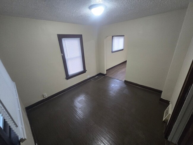 Building Photo - 2 Bedroom House