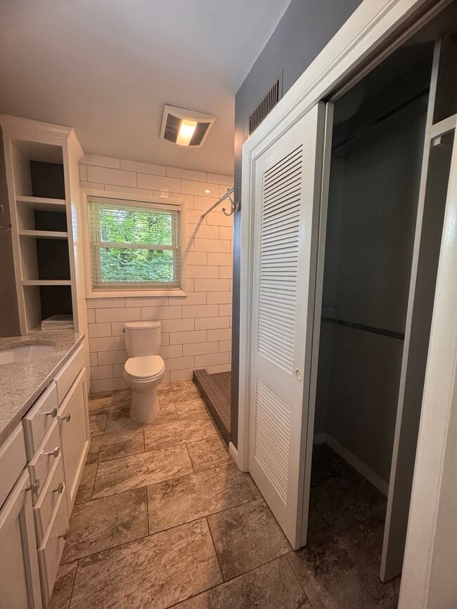 Building Photo - 4 Bedroom Jamestown Beauty!