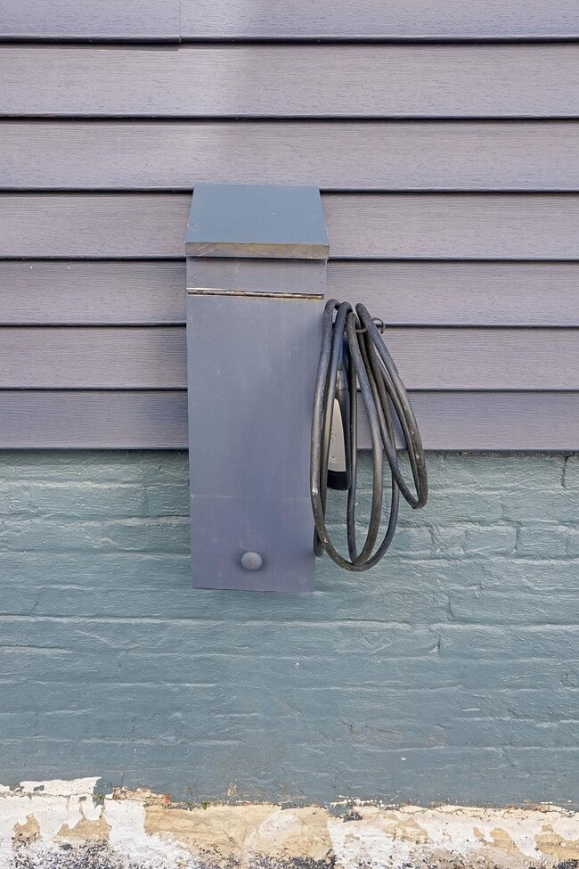 Building Photo - 11 S Cedar St