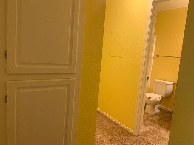 Building Photo - Beautiful upstairs condo with Washer and D...