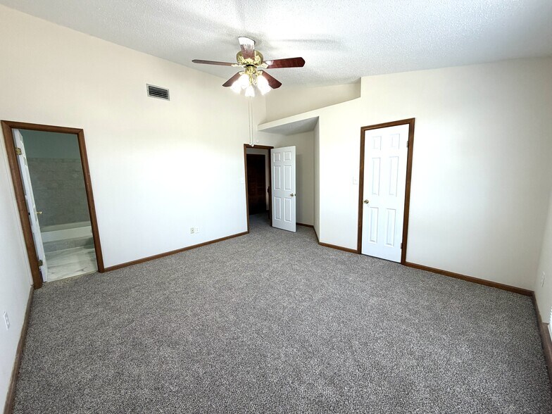 Building Photo - 1409 Sampson Ln