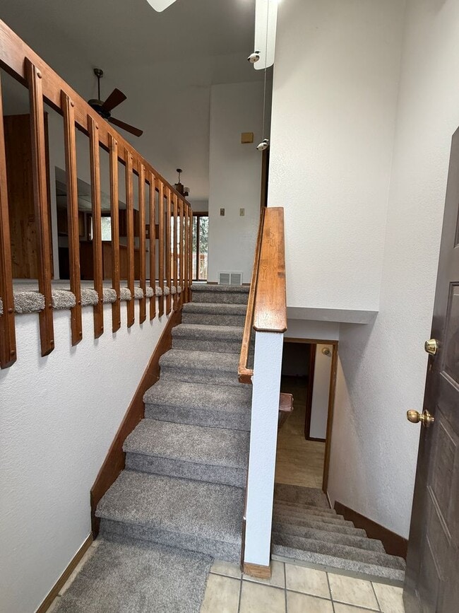Building Photo - Charming Eagle River Split-Level – Mountai...