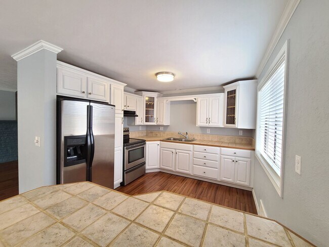 Building Photo - $1,650 - 2 Bed / 2 Bath Spacious Top Floor Condo (First Month Free!)