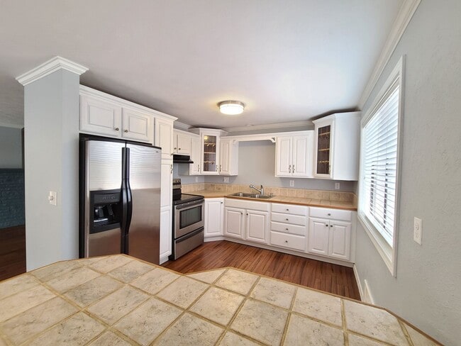 Building Photo - $1,650 - First Month Free - 2 Bed / 2 Bath...