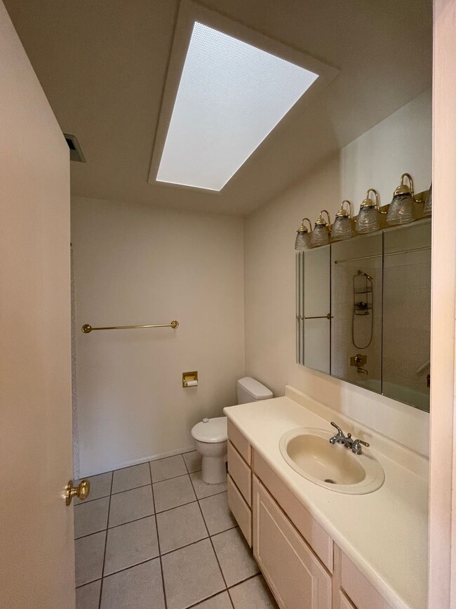 Building Photo - Spacious House on the Northeast Bench in Orem