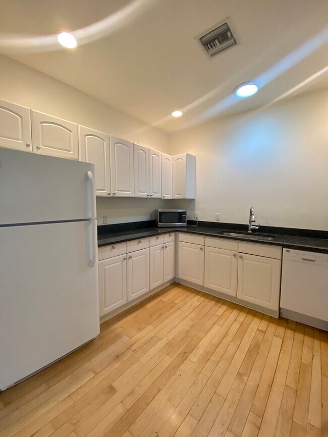 Building Photo - For Rent