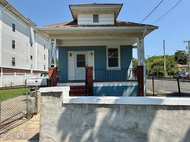 Building Photo - 1605 W Lake Ave