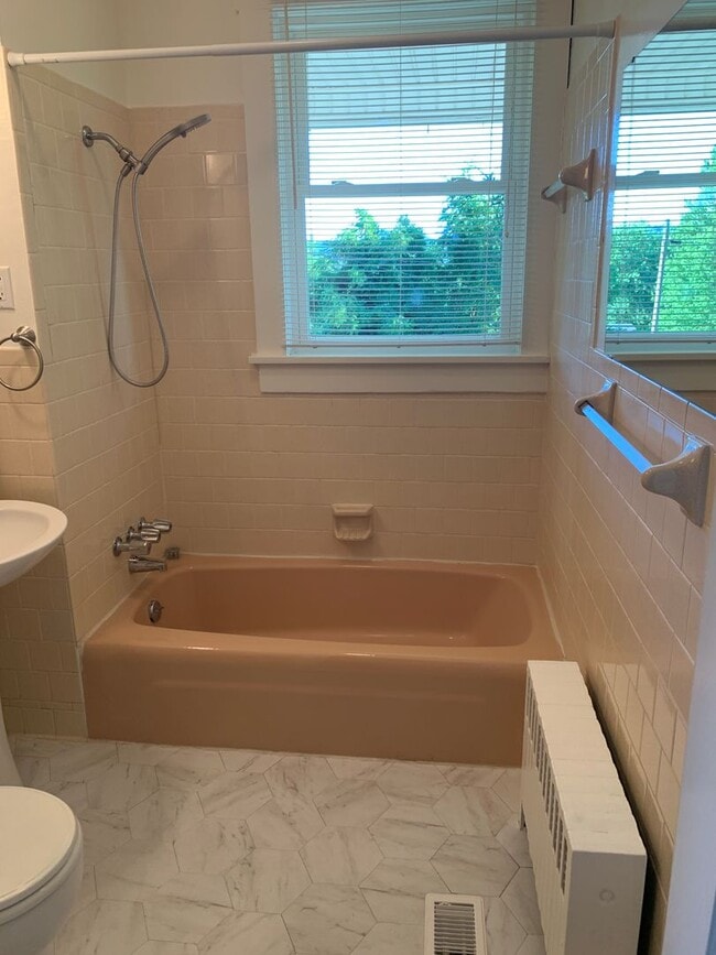 Building Photo - Charming Home with Large Backyard Near Radford University