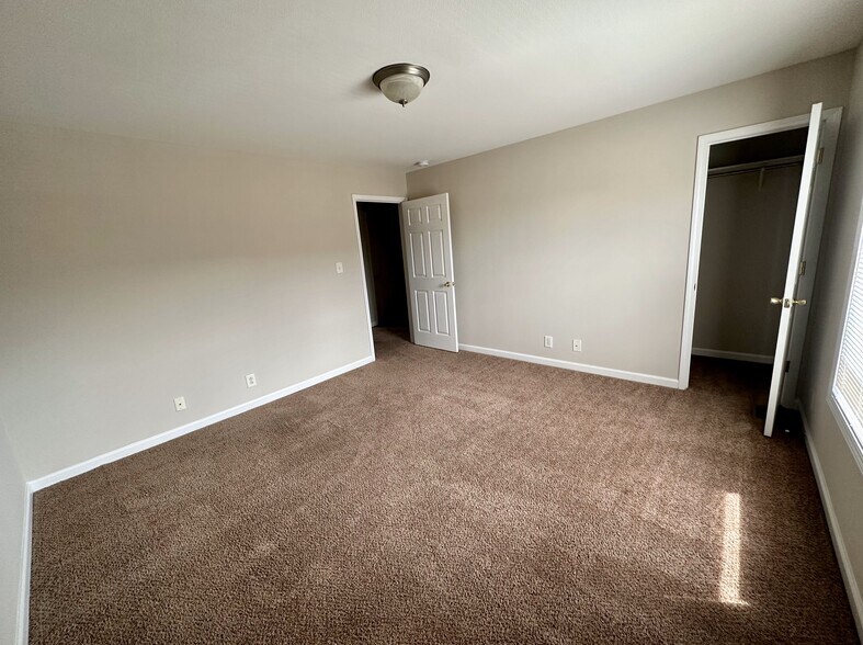 Building Photo - 121 Coyote Ct
