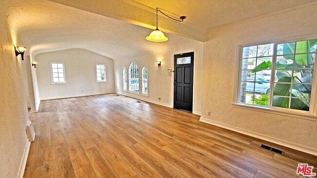 Building Photo - 132 S La Peer Dr