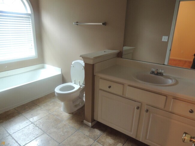 Building Photo - 2841 Walden Lake Bend
