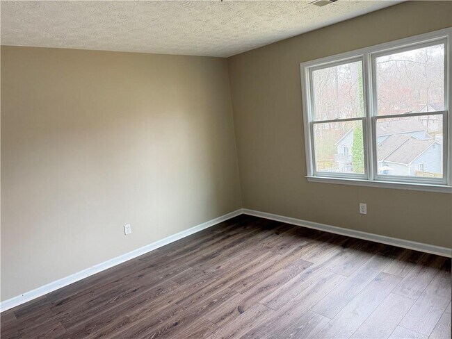 Building Photo - 2500 Foxglove Dr SW