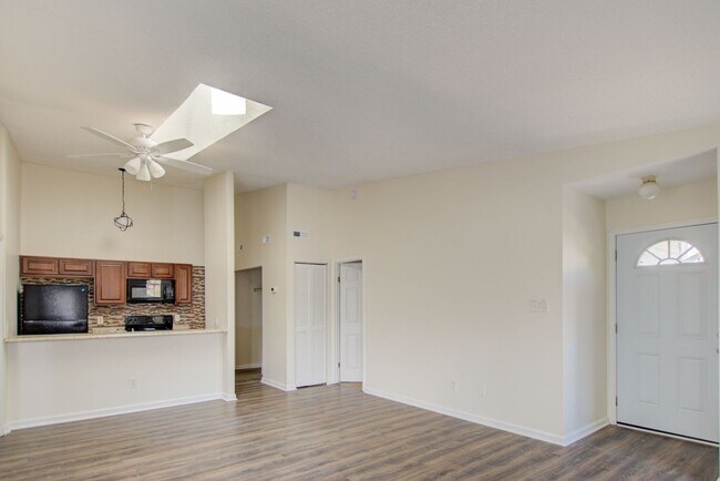 Building Photo - 2 Bedroom, 2 Bath Updated Condo, Newpointe...
