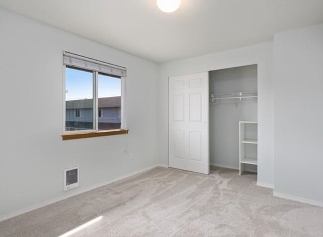 Building Photo - Updated 2 bedroom Townhome - W/S & Garbage...
