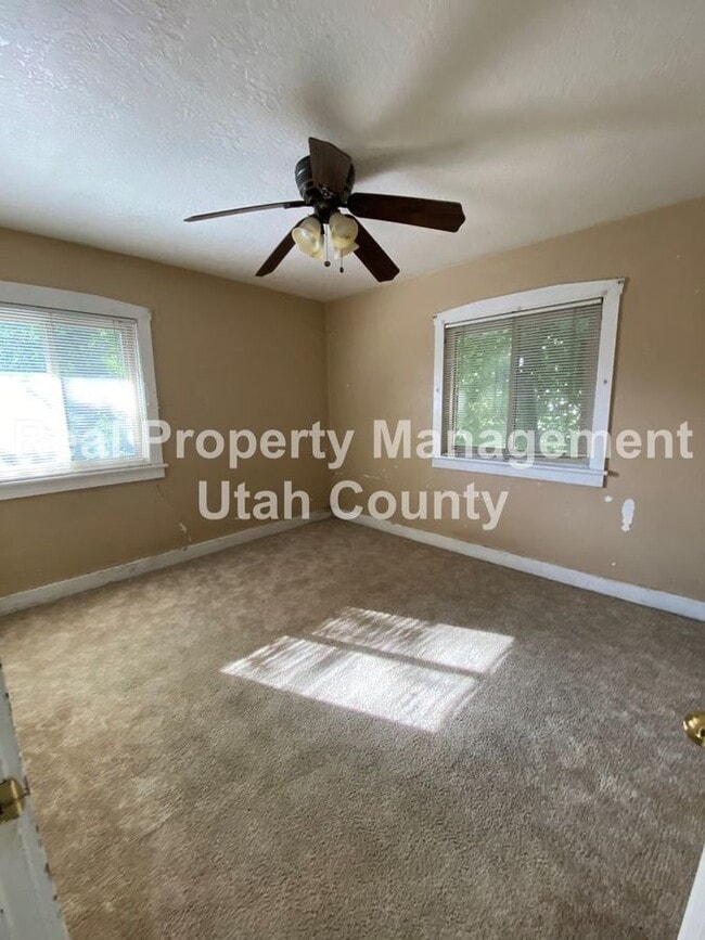 Building Photo - 341 N 400 W St