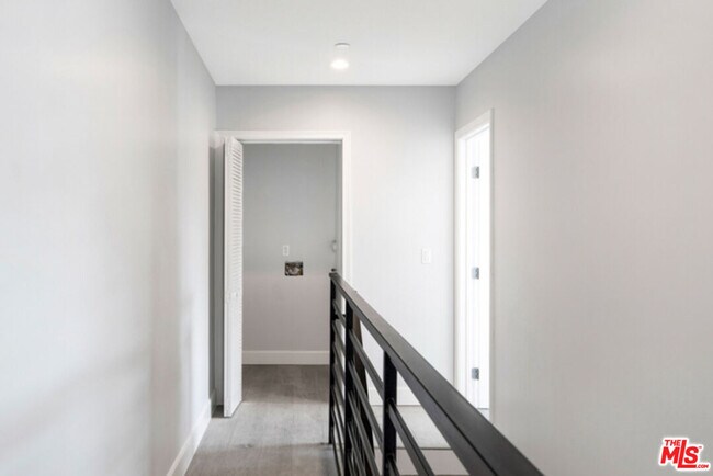 Building Photo - 6032 Romaine St