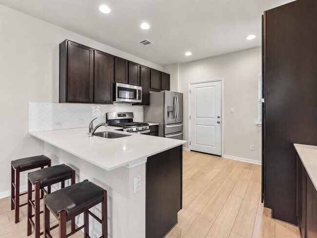 Building Photo - 6403 Principale Dr