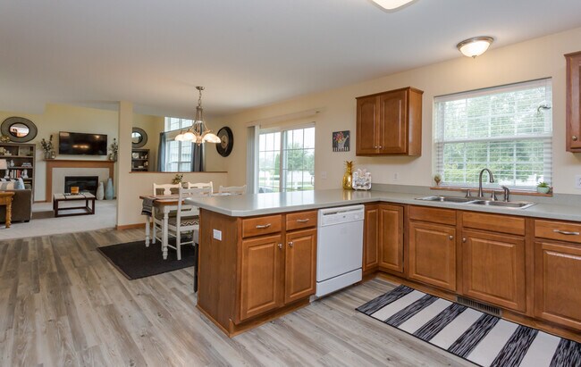 Building Photo - Large 4 bedroom with office space, Springf...