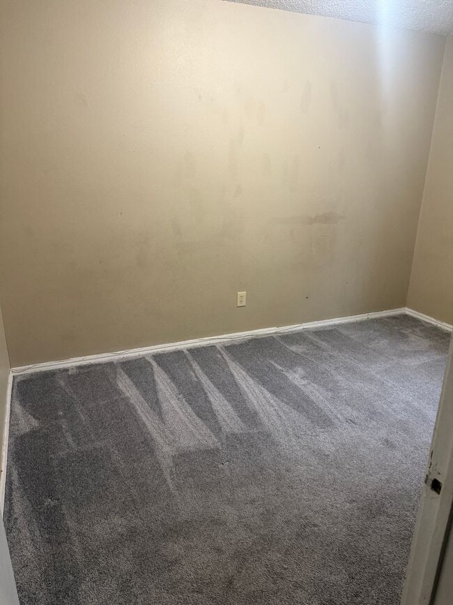 Building Photo - 1128 N Eagle Ln