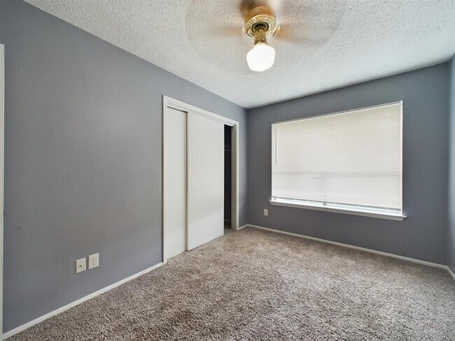 Building Photo - 806 W 24th St