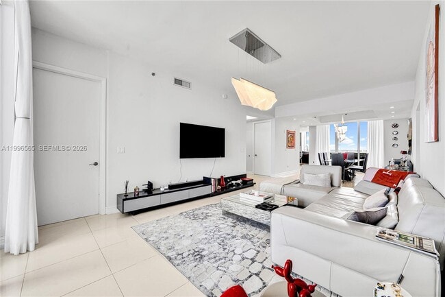 Building Photo - 15901 Collins Ave