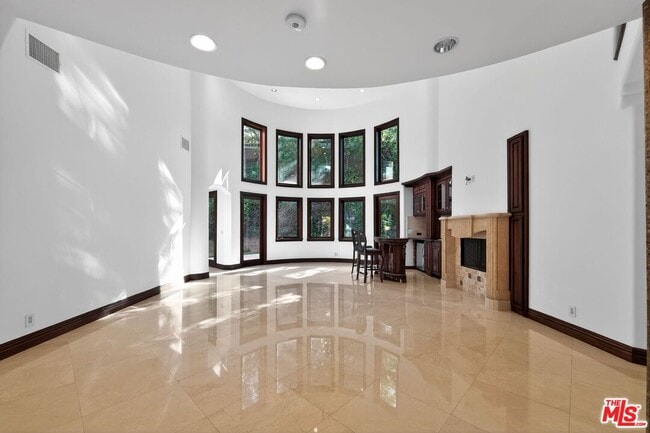 Building Photo - 4536 Vanalden Ave