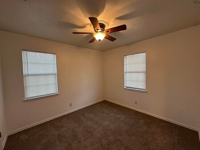 Building Photo - 1622 Longview St