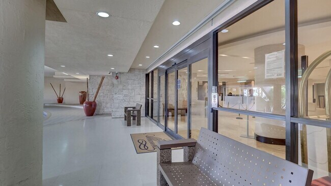 Building Photo - 2555 Collins Ave