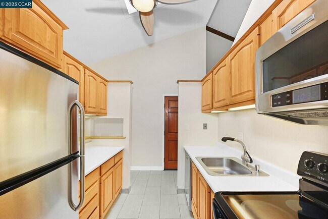 Building Photo - 2075 Ascot Dr