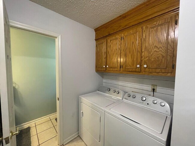 Building Photo - 350 Katydid St