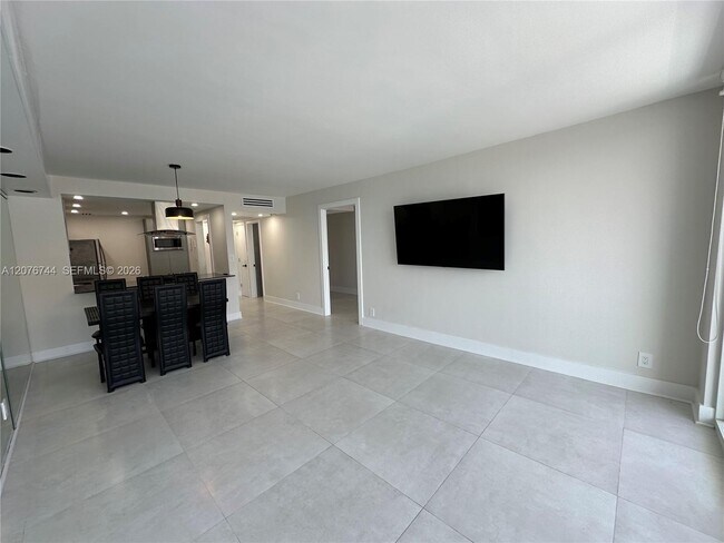 Building Photo - 2030 S Ocean Dr