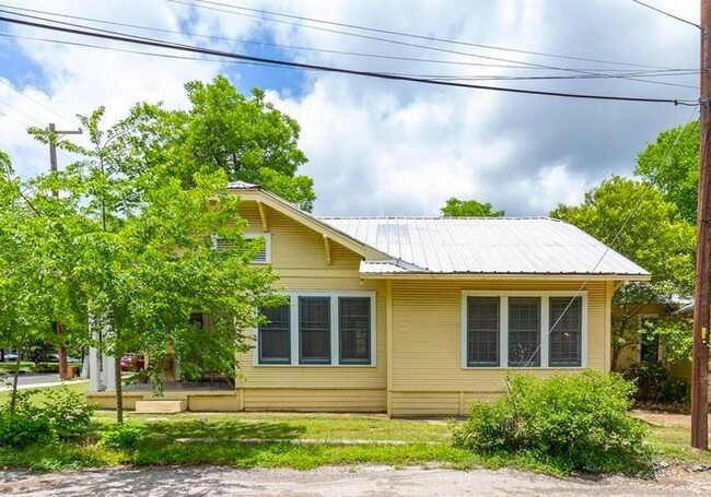 Building Photo - West Campus Cottage!