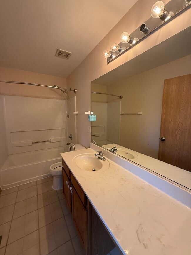 Building Photo - 757 Bayles Dr
