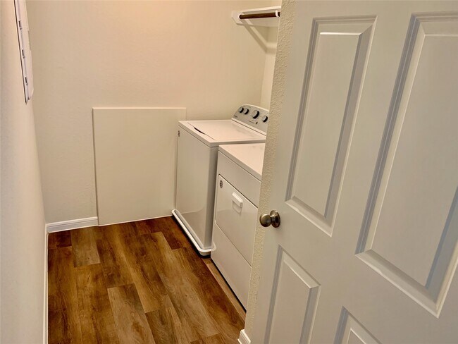 Building Photo - 4622 Falling Sun Dr