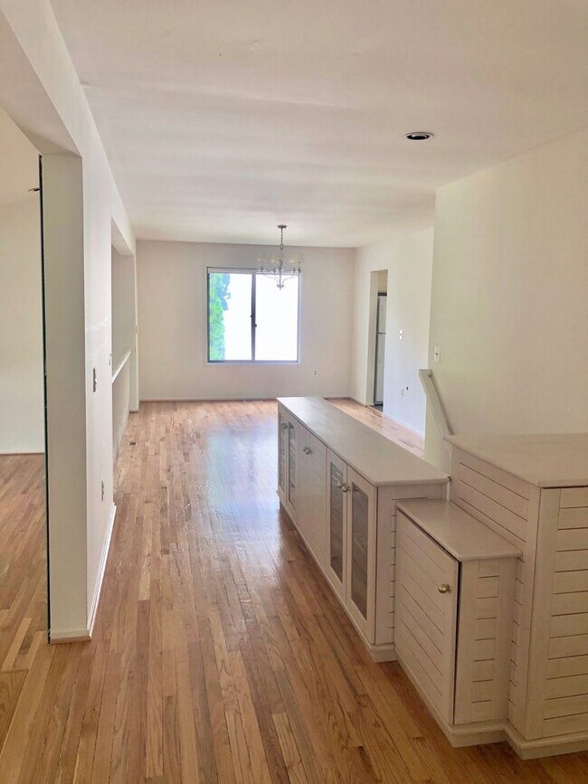 Building Photo - Spacious Potomac Beauty backs to Golf Course