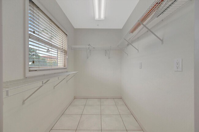 Building Photo - Stunning Annual Rental: Luxury Coastal Living on Longboat Key | 6 Bed | 5.5 bath | 4 car | Pool